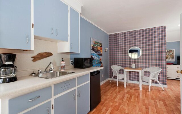 Lighthouse Motel & Cottages