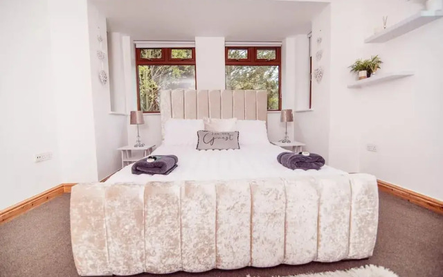 Threeways Retreat With Heated Swimming Pool