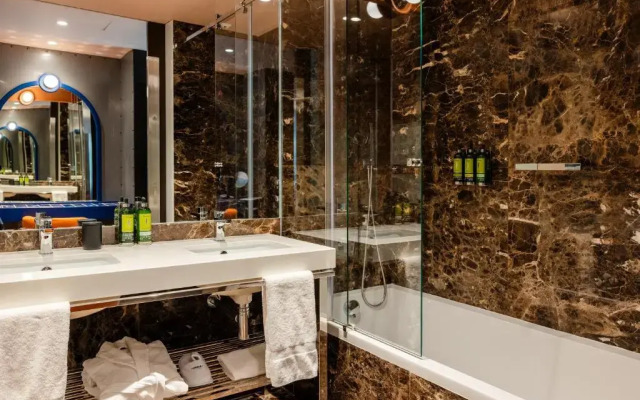 Cenica Porto Hotel, Curio Collection by Hilton