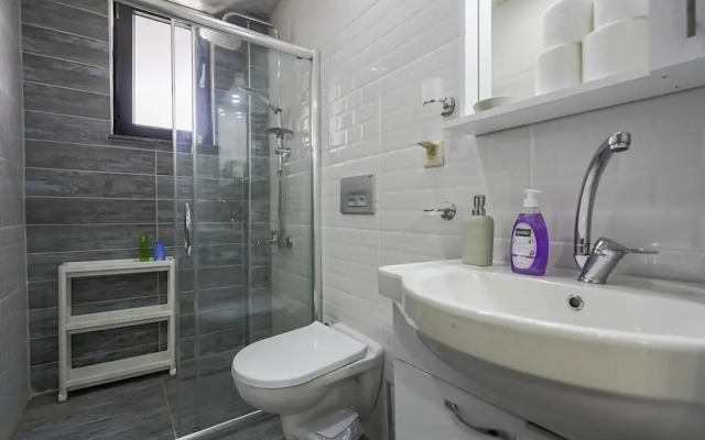 Flat w Shared Pool and Balcony 8 min to Beach
