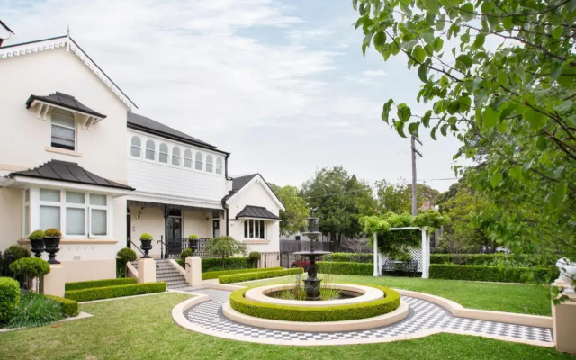 Designer Studio in Grand Manor 20 Min from Sydney