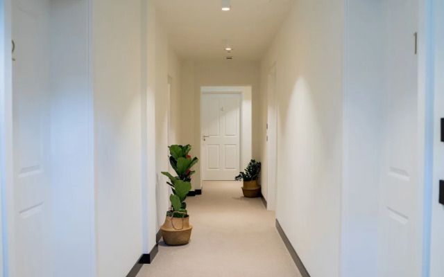 Bob W Munich Airport - Peterhof