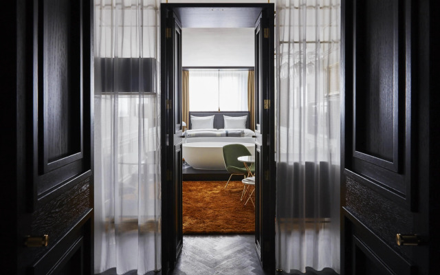 Roomers Munich, Autograph Collection