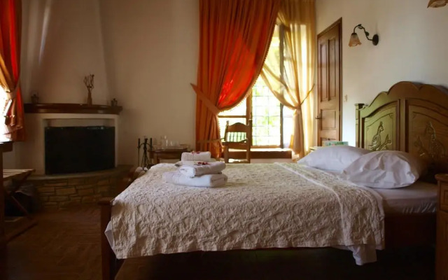 Heliodora Luxury Triple Room 4