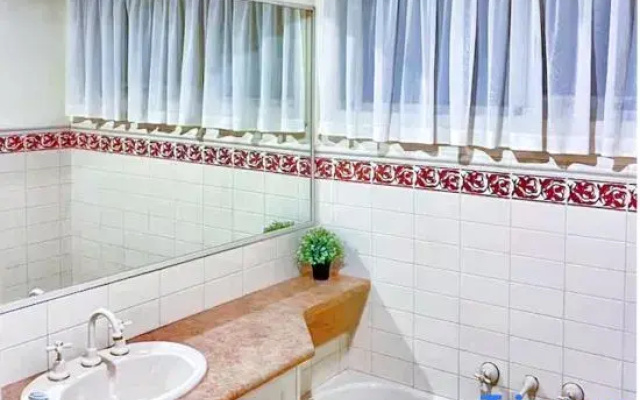 Modern 4BR Oasis in Heart of Glen Waverley