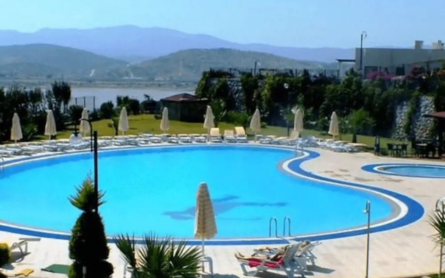 1 Bedroom Apartment Lake View 6 by Likya Global