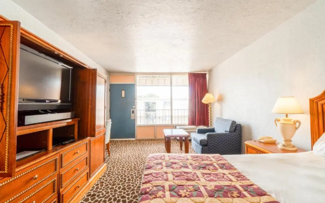 Castle Inn & Suites By Oyo Lawton
