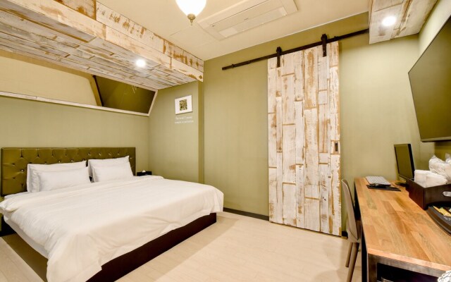The SWEET Hotel