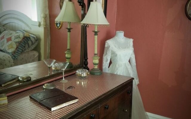 Hatfield McCoy House Inn