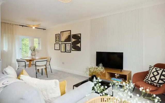The Isleworth Place - Stunning 1bdr Flat With Balcony