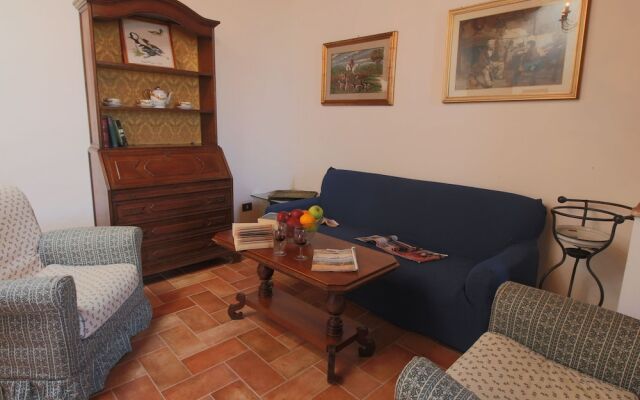 Spacious Tuscan Farmhouse