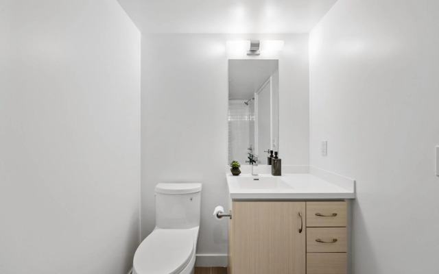 Sleek 1BR + office Condo - CN Tower/Skyline view