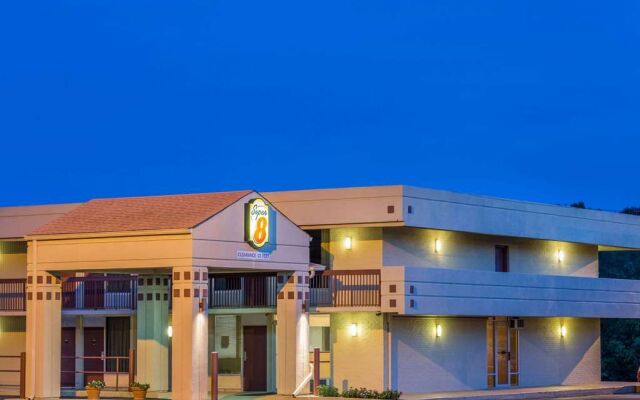 Super 8 Commerce