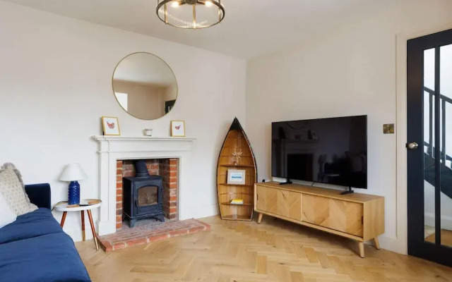 Chic 4-bed Coastal Retreat in Heart of Bosham