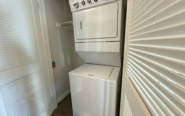 NEW LA Home W Pool GYM Parking 10 Min to Cedars