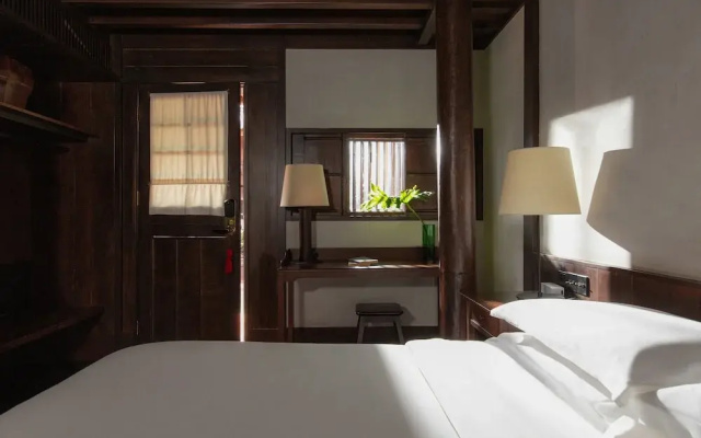 Lijiang Old Town Lanshe Hotel