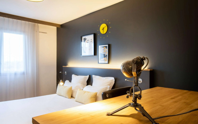 Best Western Plus Suitcase Paris La Defense