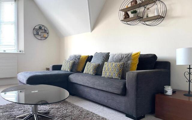Regal Retreat Modern 2 bed apartment 400m from sea