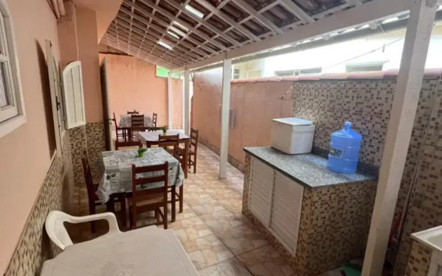Casa com wi-fi e garagem a 5 minutos da Praia Grande