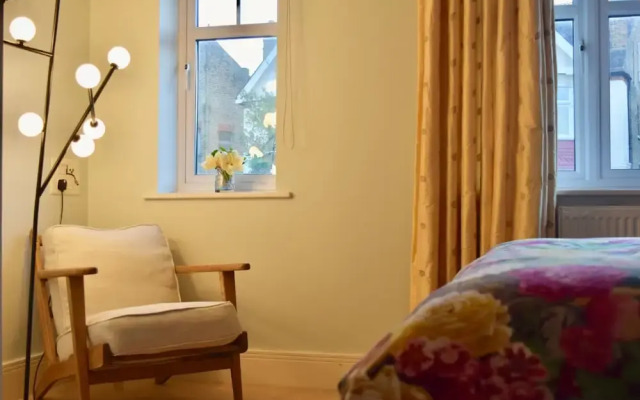 3 Bedroom Home In The Heart Of Wimbledon