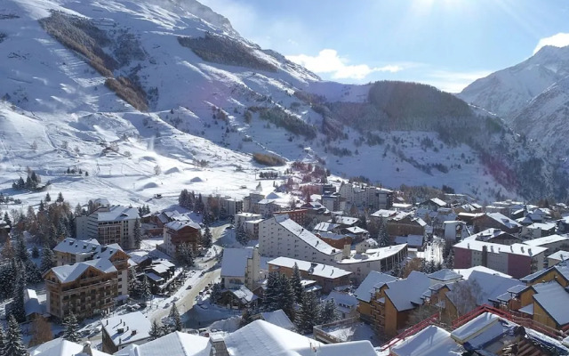 Chalet in Les Deux Alpes With Hot Tub