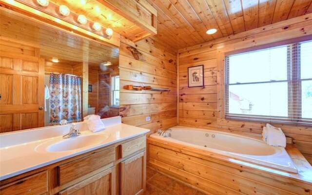 Mountaintop Lodge - Eight Bedroom Cabin