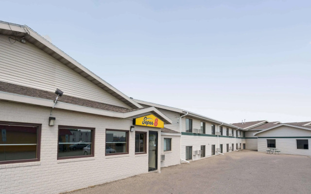 Super 8 by Wyndham Fargo/I-29/West Acres Mall
