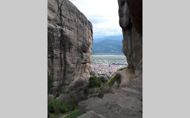 The house under the rocks of Meteora 1