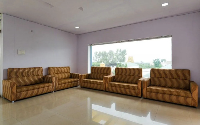 Green City Club by OYO Rooms