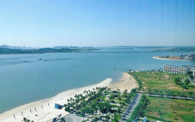 Alacarte Ha Long by Panda