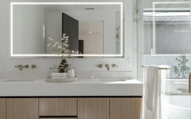 Noble Modern - Urban Sanctuary in Sherman Oaks With Poolside and Patio