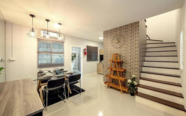 3BRs Townhouse near BigCCentre/Int.School