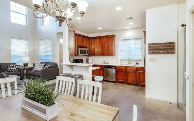 Upstay - Govalle Get-a-way