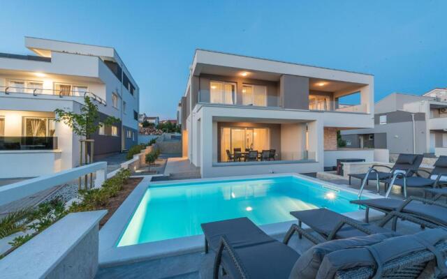 Apartments with Pool Villa Zora