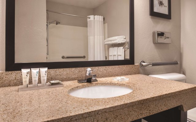 Country Inn & Suites by Radisson, Mt. Pleasant-Racine West, WI