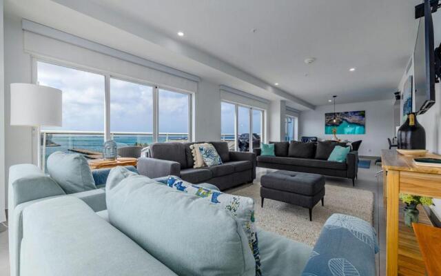 Magnificent 2 Bedroom corner condo with THE VIEW