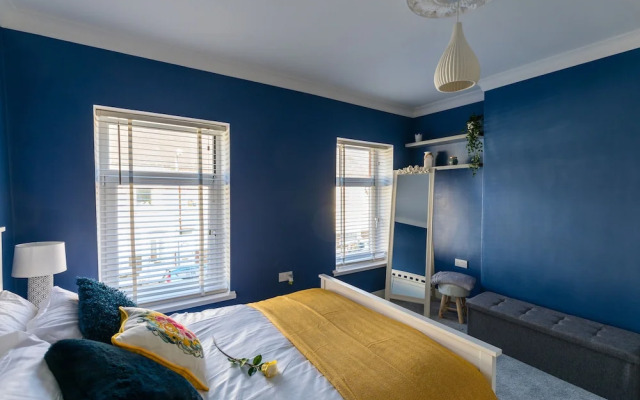 The Hollywood Beautiful 3 Bedroom House