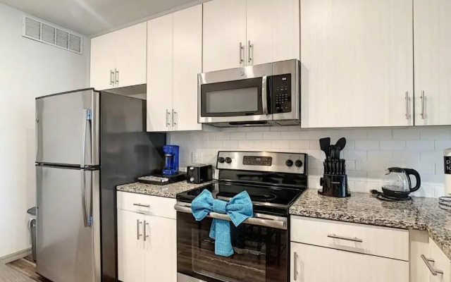 King Bed and Close to Disney