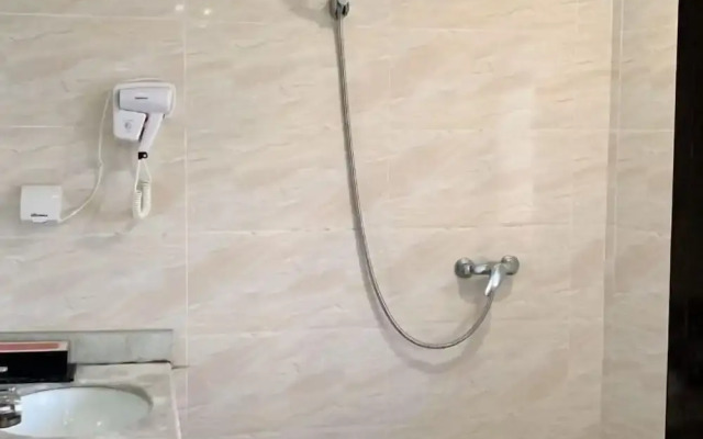 Zhongying Hotel (Zhanjiang Lingnan Normal University)
