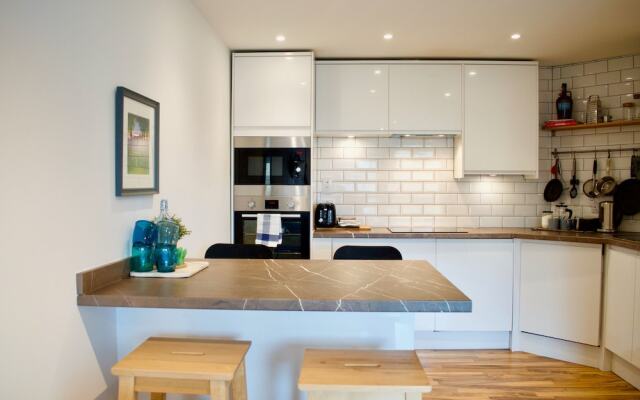 Bright and Welcoming 2 Bedroom Leith Flat