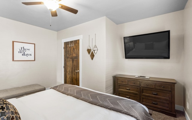The Yellowstone Hideaway Unit B