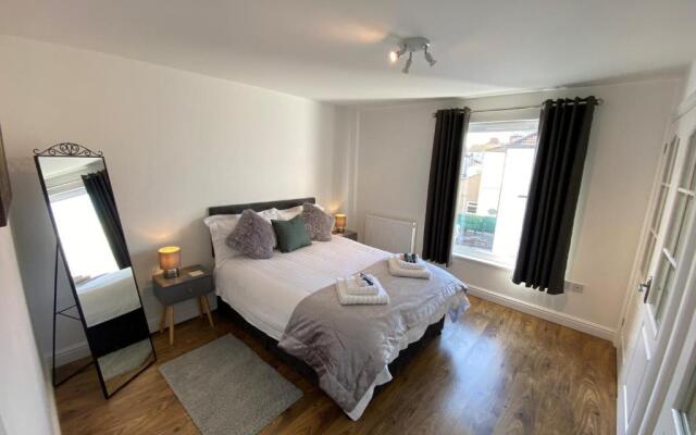 Eastcliffe Penthouse, 2 beds & bathrooms with parking