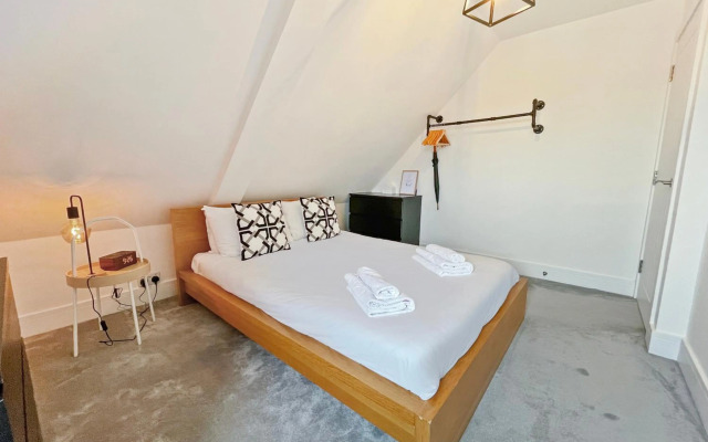 EasyStays - Modern Apartments in Windsor with Parking