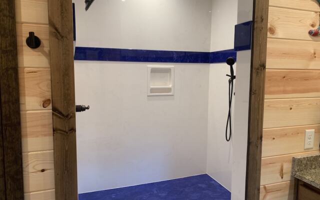 Standing Bear Studio Cabin With Hot Tub on the Deck by Redawning