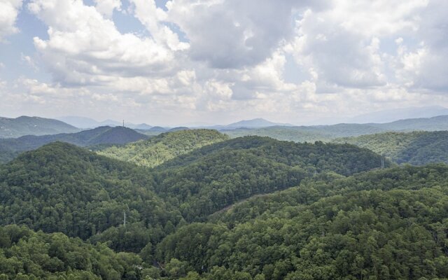 Majestic Mountain View by Heritage Cabin Rentals