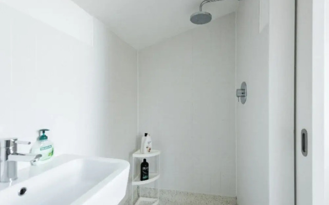 The Cliffside Loft - Distinctly Modern 3Bdr Riverside Home