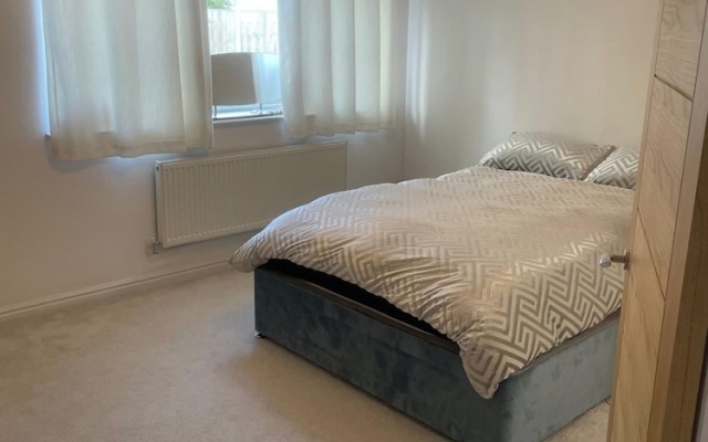 House Sleeps 2 With Garden and Parking
