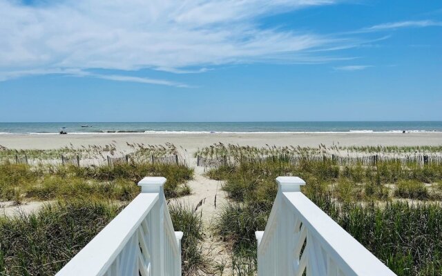 Holden R Breath 4 Bedroom Home by RedAwning