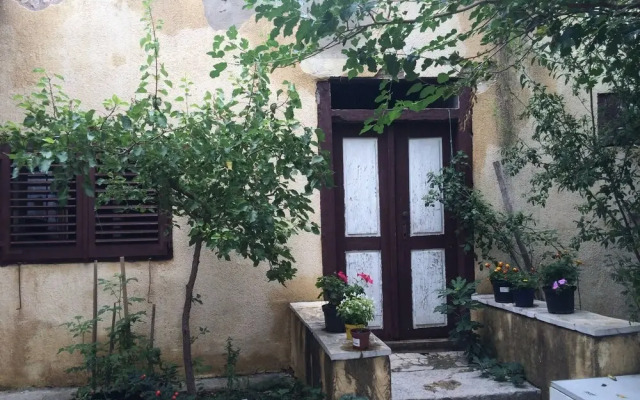 Charming Apartment in Lukovo Šugarje With Mountain Views
