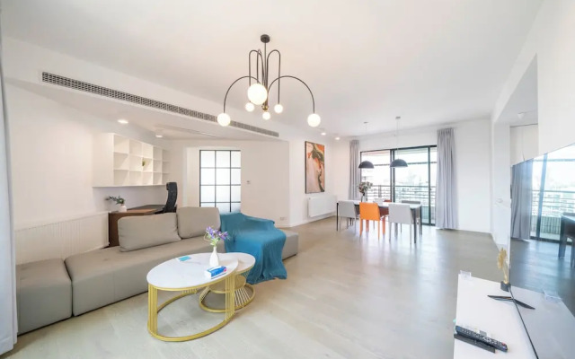 Tyms Elegant 4BR 2BA Apt in Xujiahui